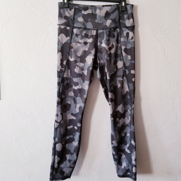 Athleta Lightning Camo 7/8 Tight Leggings Sz medium M pockets - Picture 2 of 7